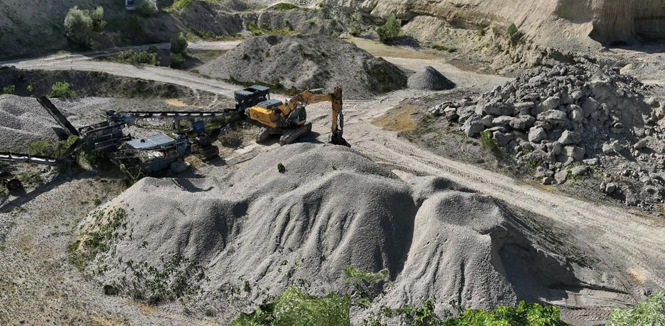 3D-Modell einer Kiesgrube mit Bagger, Förderband und Halden