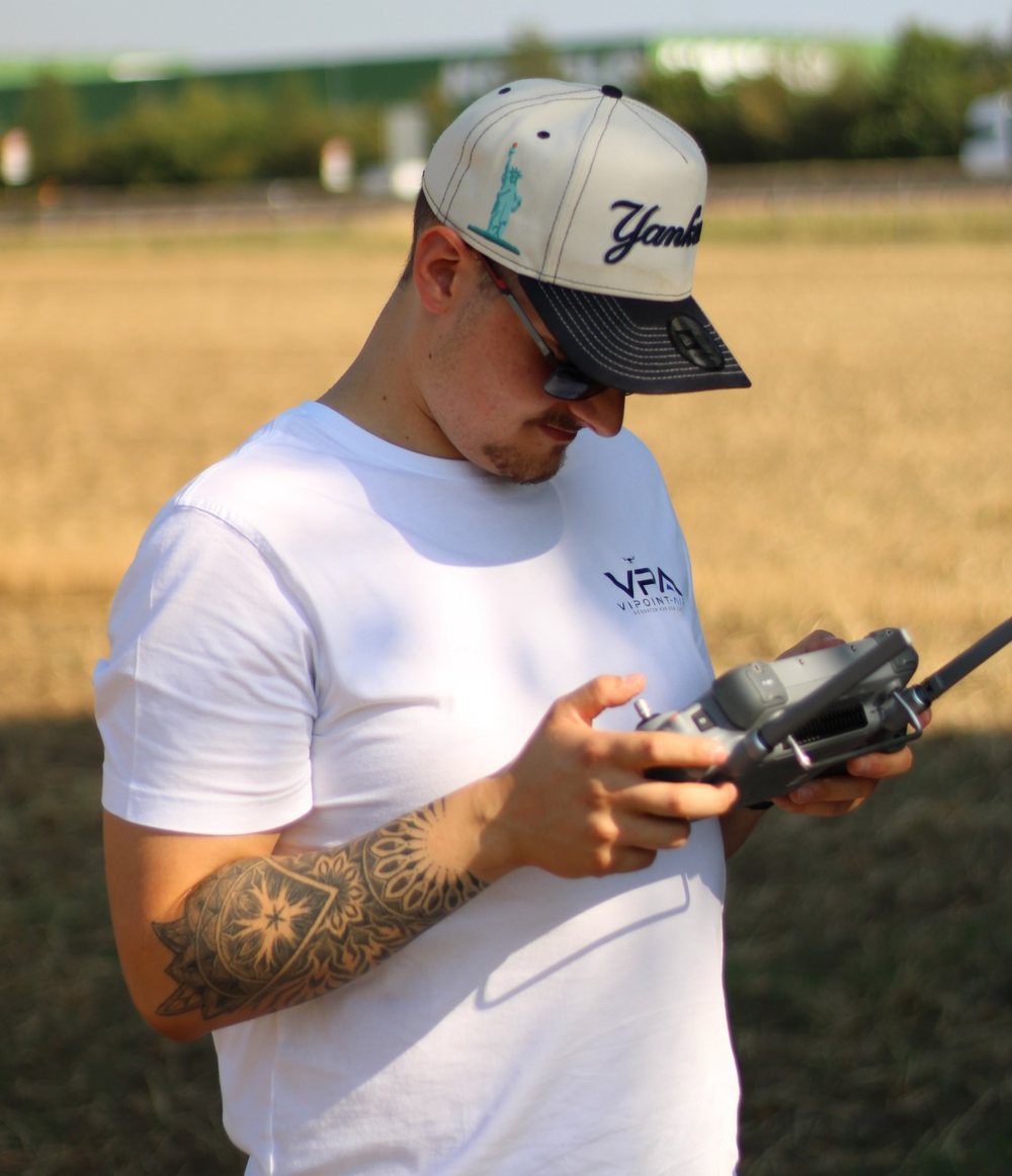 Maximilian Sager, Gründer von ViPoint-Air, im ViPoint-Air-Shirt mit der Fernsteuerung im Einsatz
