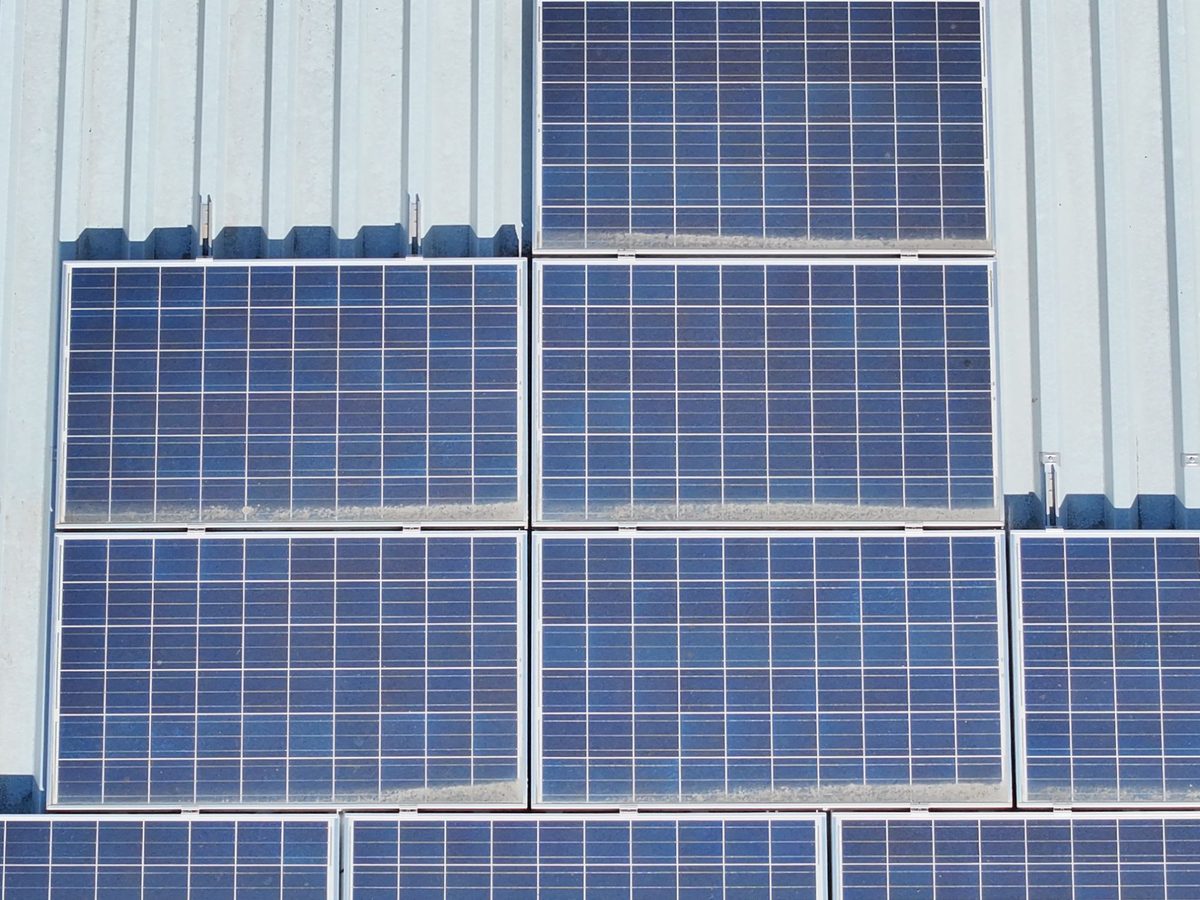 Photovoltaikmodule auf einem Trapezblechdach mit Schmutzablagerung an der unteren Modulkante