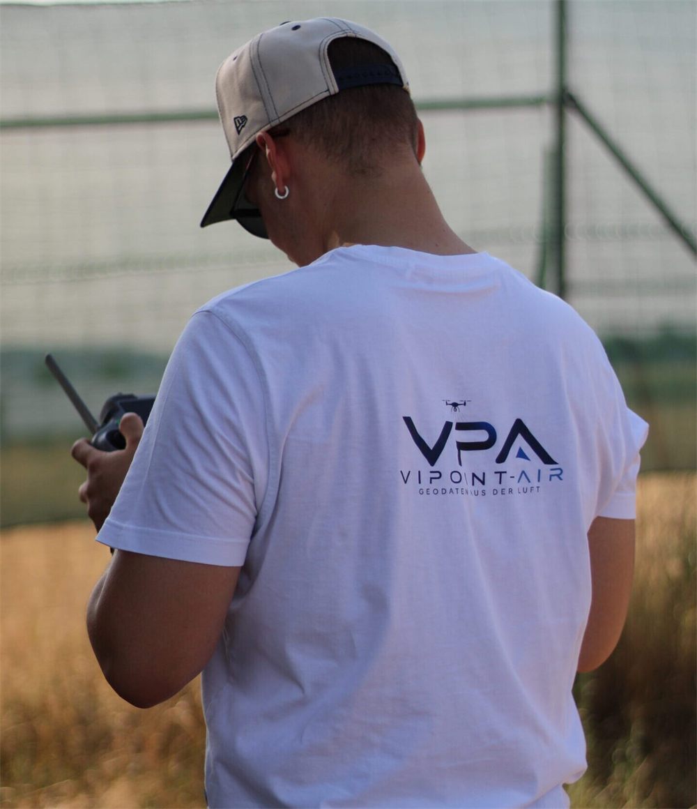 Maximilian Sager, Gründer von ViPoint-Air, mit Fernsteuerung